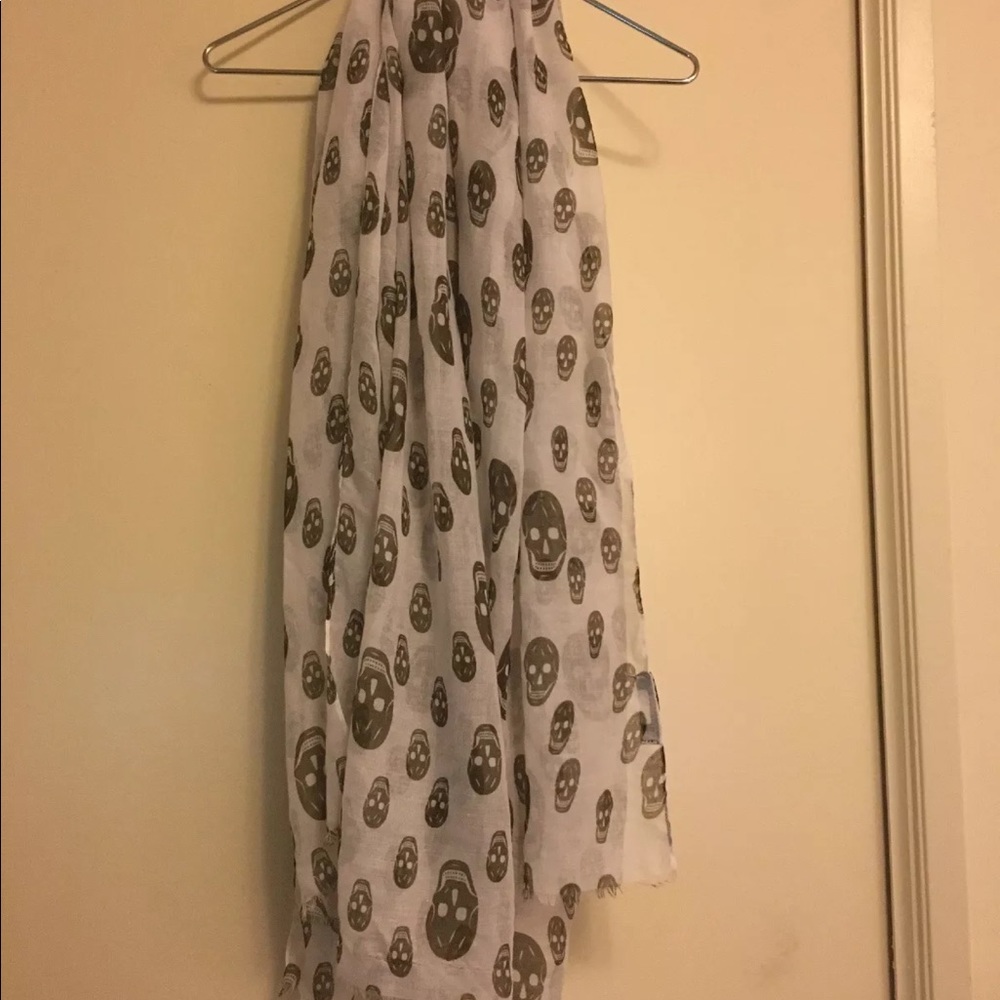 COTTON ON WHITE SKULL SCARF